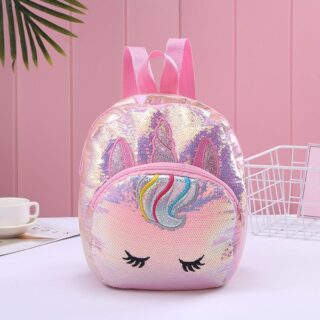 Sac à dos enfant à sequins licorne rose avec un fond une tasse de chat blanche, un panier blanc, et un fond rose