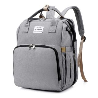 Sac à dos lange bébé gris avec un fond blanc