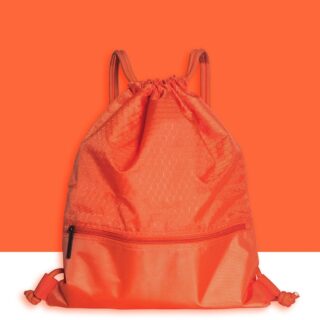 Sac à dos souple à cordons orange avec un fond blanc et orange