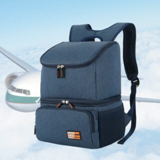 Sac à dos isotherme deux compartiments bleu avec un fond un ciel bleu avec un avion derrière le sac