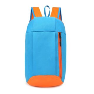 Sac à dos femme ultra-léger bleu et orange avec un fond blanc