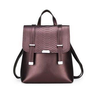 Sac à dos femme embossé python de couleur marron avec un fond blanc