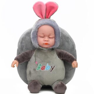 Sac à dos peluche bébé 3D gris avec un fond blanc