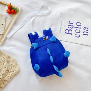 Sac à dos préscolaire forme dinosaure bleu avec un fond, un lit blanc, un poster avec des écritures bleus