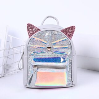 Sac à dos chat à paillettes pour l'école gris en forme de chat avec un fond blanc et un panier blanc