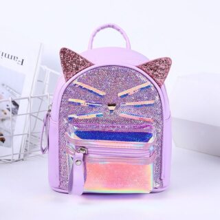 Sac à dos chat à paillettes pour l'école violet avec un fond blanc et un panier blanc