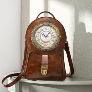 Sac à dos vintage horloge marron avec un fond un mur blanc