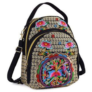 Sac à dos vintage brodé multicolore avec un fond blanc