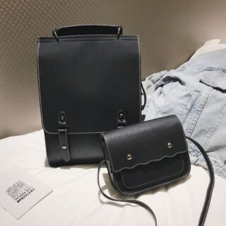 Ensemble 2 pièces sac à dos femme en simili cuir PU noir avec un fond, un lit blanc et une veste en jean sur le côté