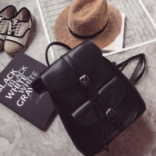 Sac à dos rétro en cuir PU pour femme noir avec un fond, un chapeau marron, des chaussures et un livre noir