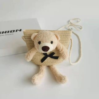 Sac à bandoulière en paille colorée avec ourson beige avec un fond blanc