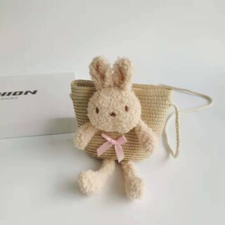 Sac à bandoulière en paille colorée avec lapin beige avec un fond blanc