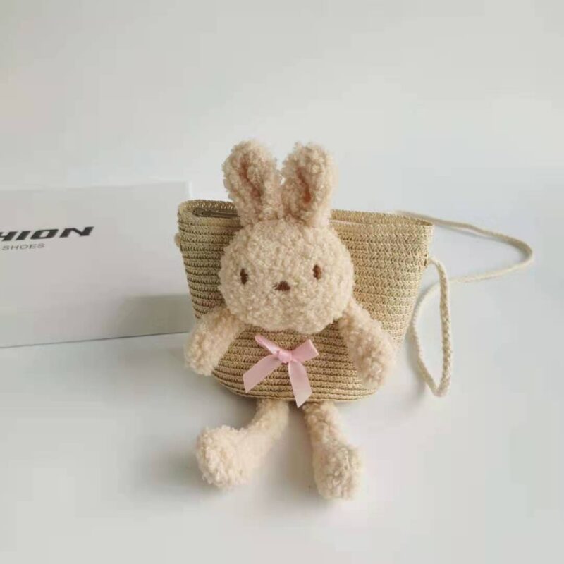 Sac à bandoulière en paille colorée avec lapin beige avec un fond blanc