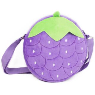 Sac à dos en peluche de fraise pour enfants violet avec un fond blanc