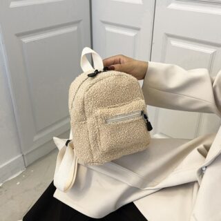 Backpacks in beige muslin with a background of a woman carrying the bag