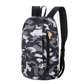 Sac à dos motif camouflage ultraléger pour randonnée gris et noir avec un fond blanc
